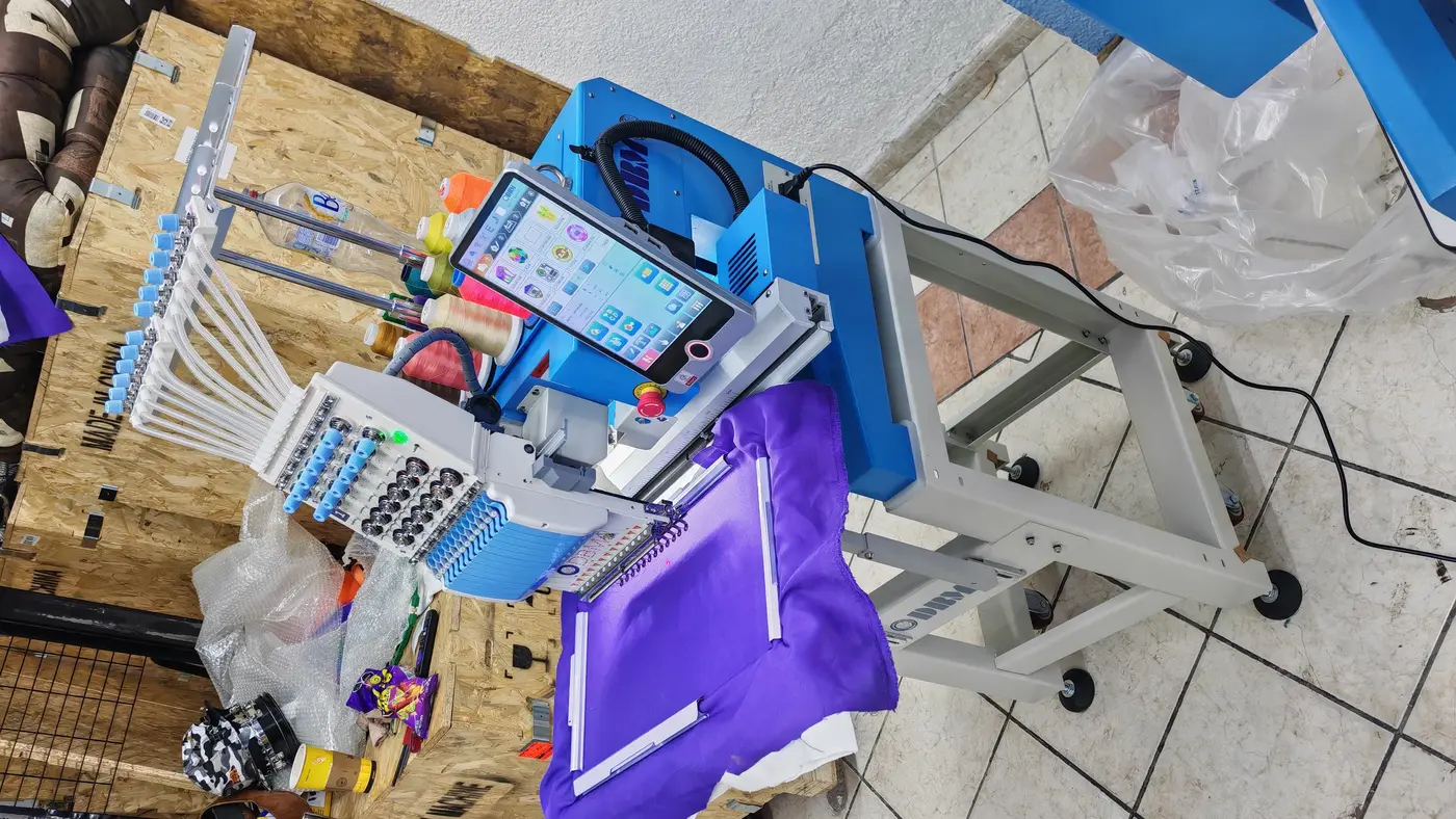 Detalle de una bordadora DBM trabajando